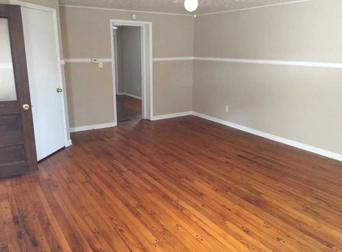 2409 E 9th St - Photo 6 of 10