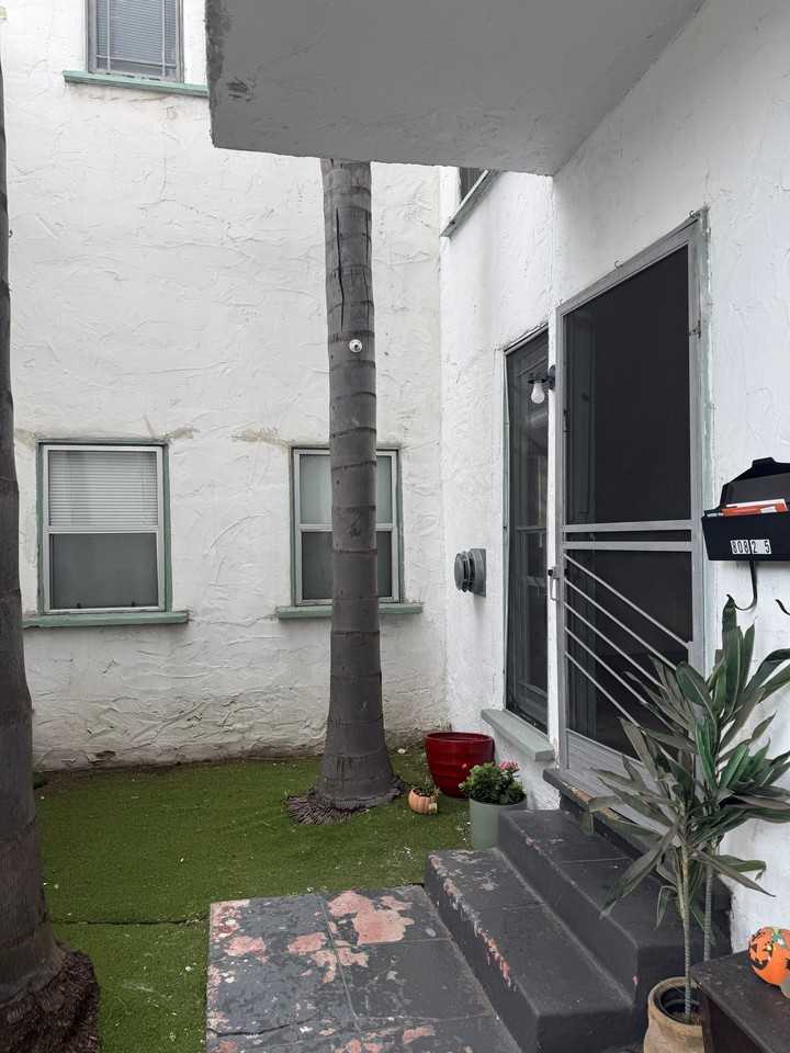 808 2/5 N Poinsettia Pl - Photo 2 of 18