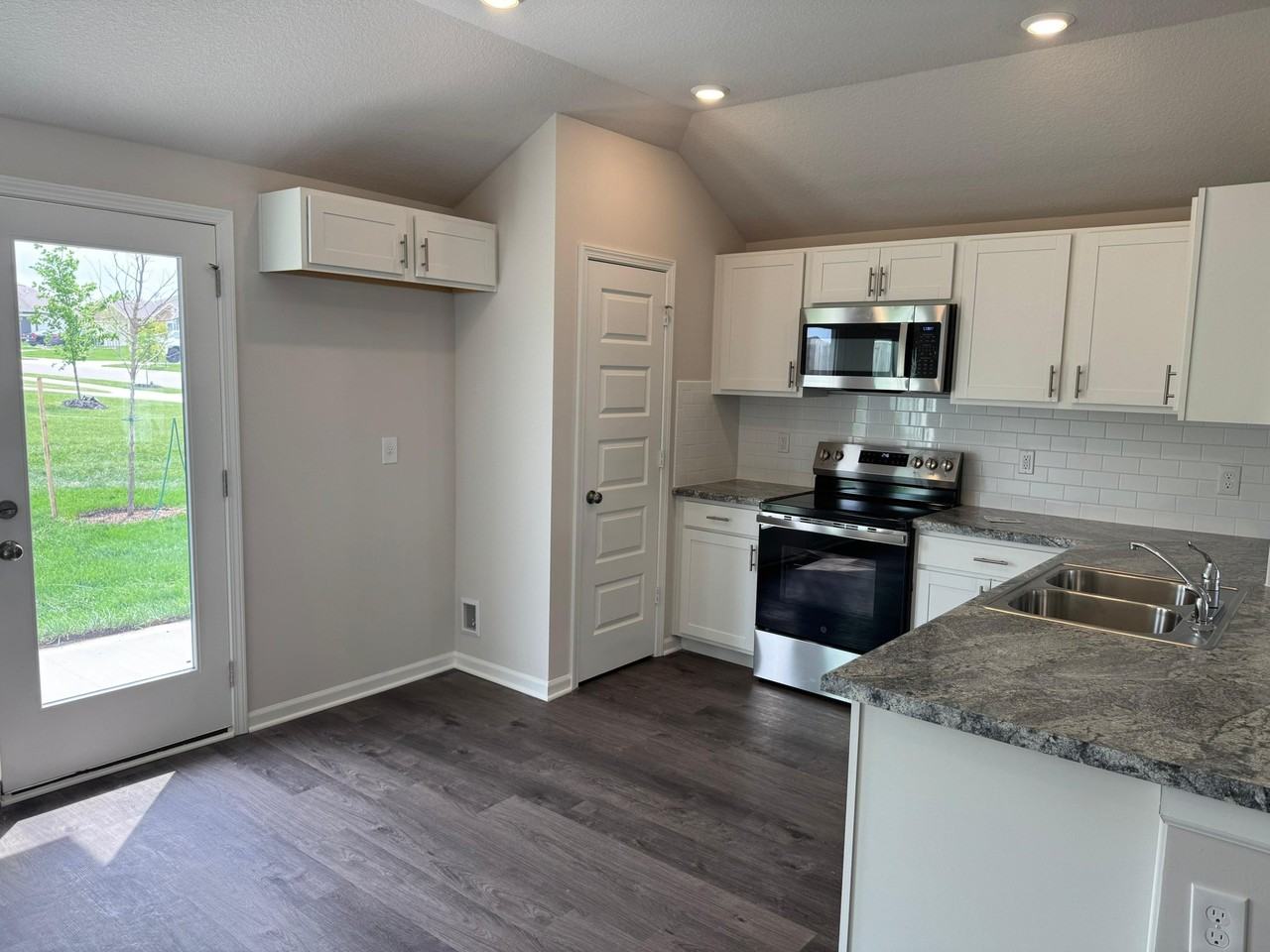 518 N Pear St - Photo 4 of 14