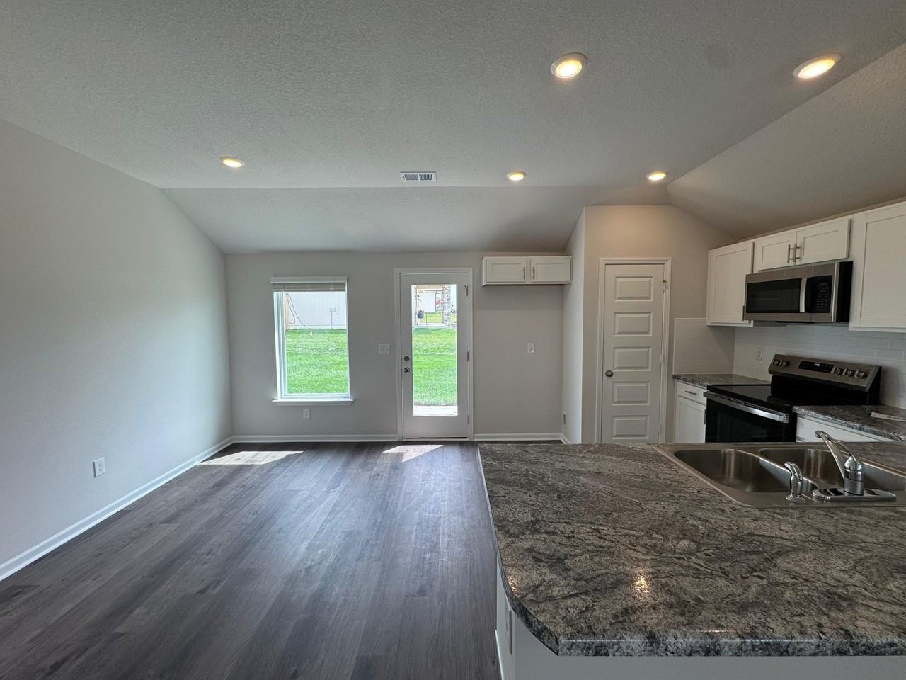 518 N Pear St - Photo 5 of 14