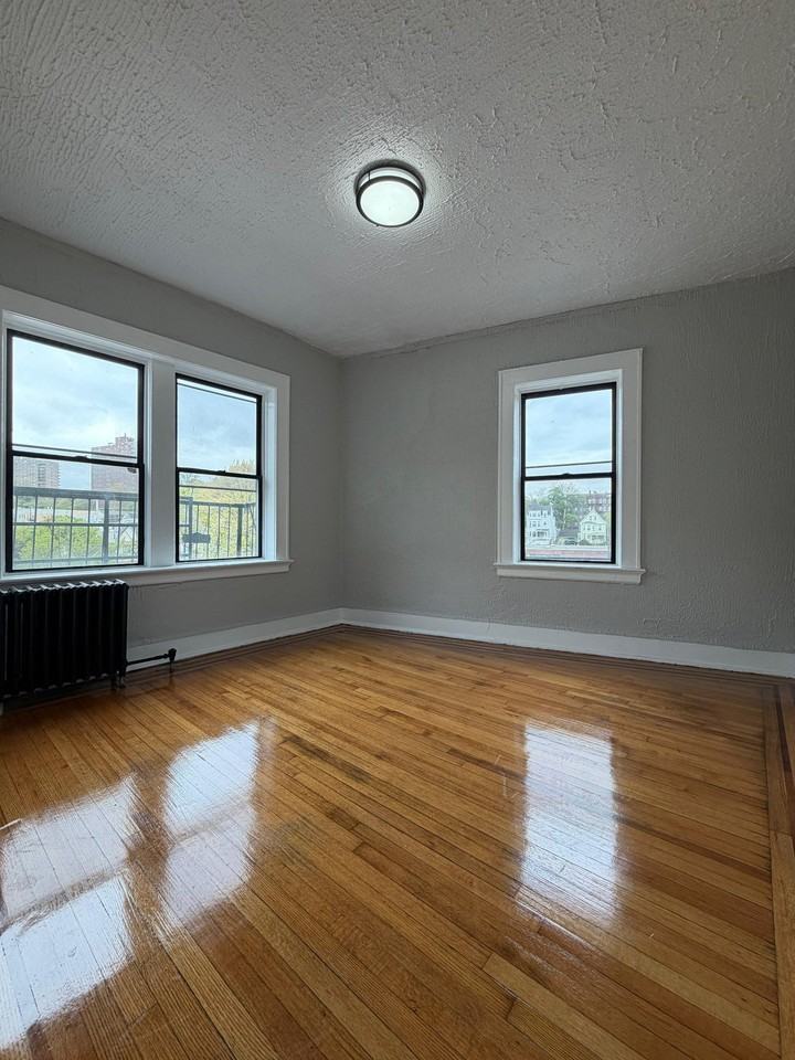 645 Summer Ave - Photo 3 of 6