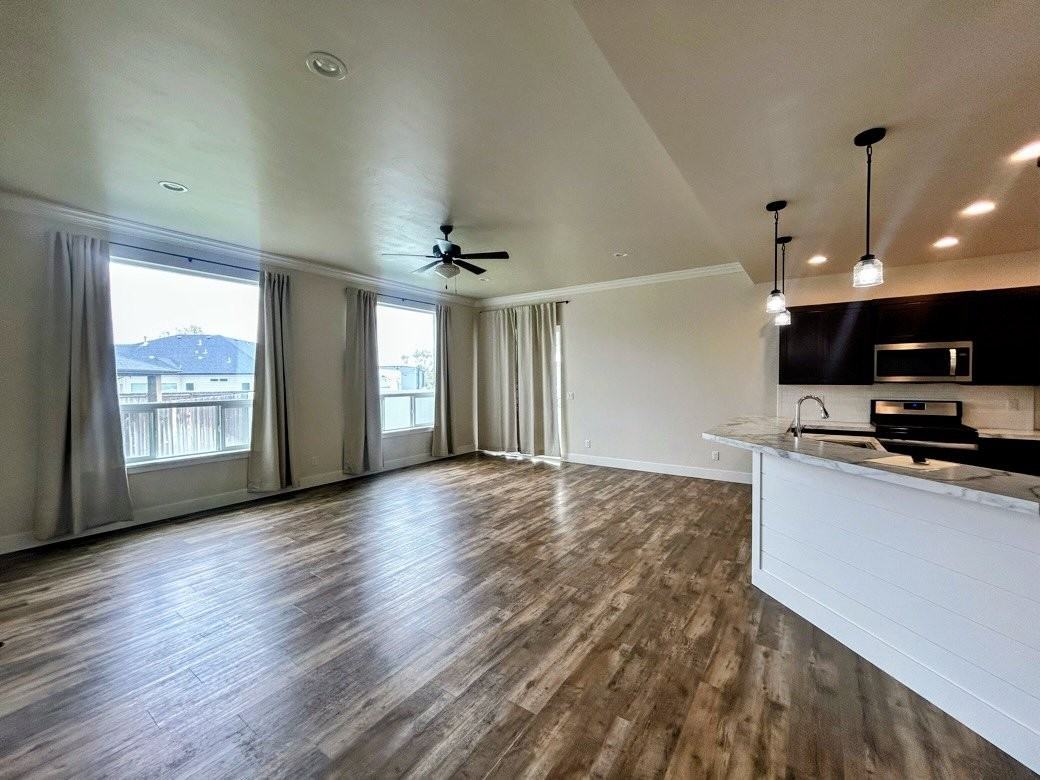929 Applewood Dr - Photo 2 of 18