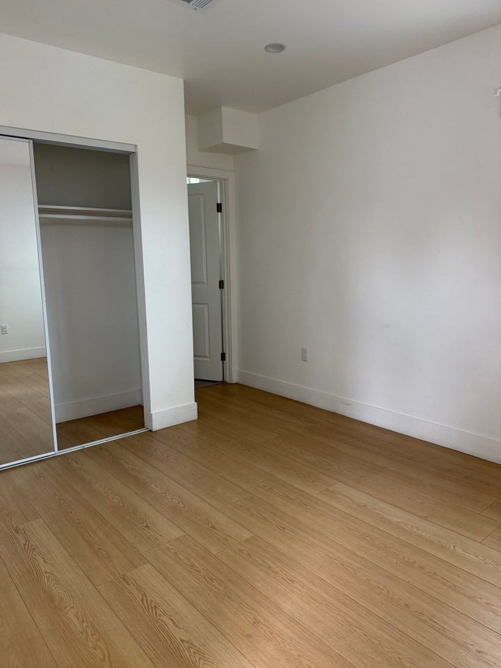 1400 W 57th St - Photo 5 of 16