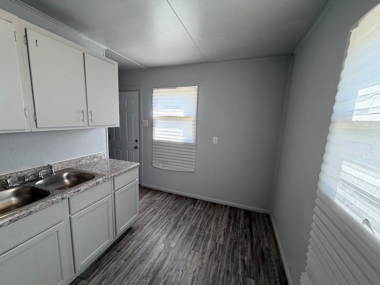 1011 Giddings St - Photo 2 of 12