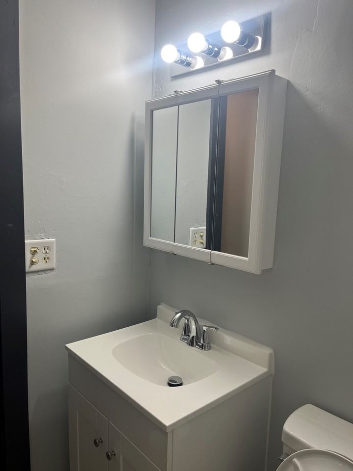 208 Logan St - Photo 5 of 15