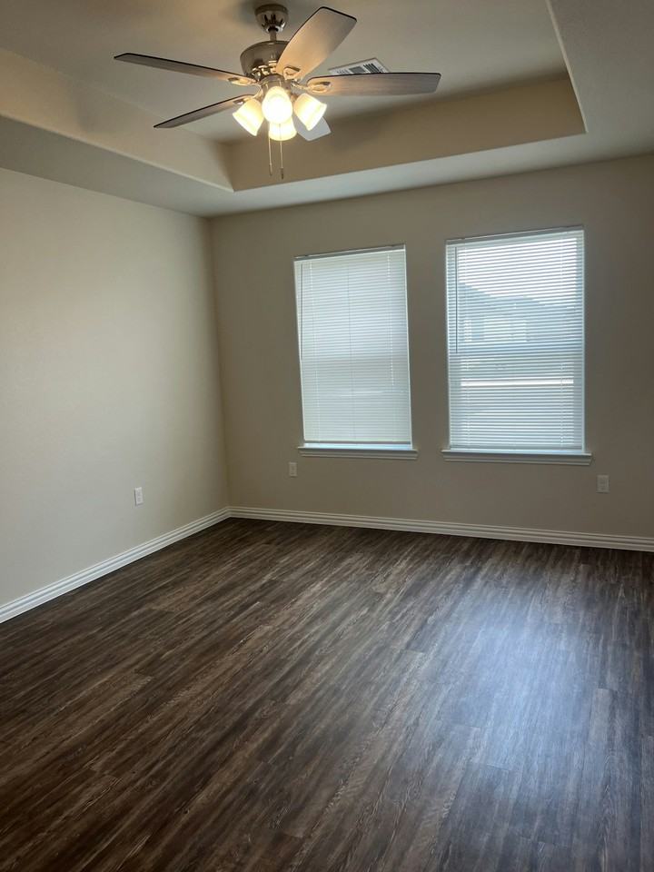 503 Honeysuckle Lane - Photo 4 of 10