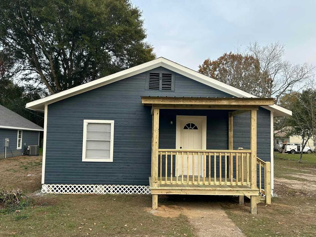 105 McKinnon St. - Photo 2 of 7