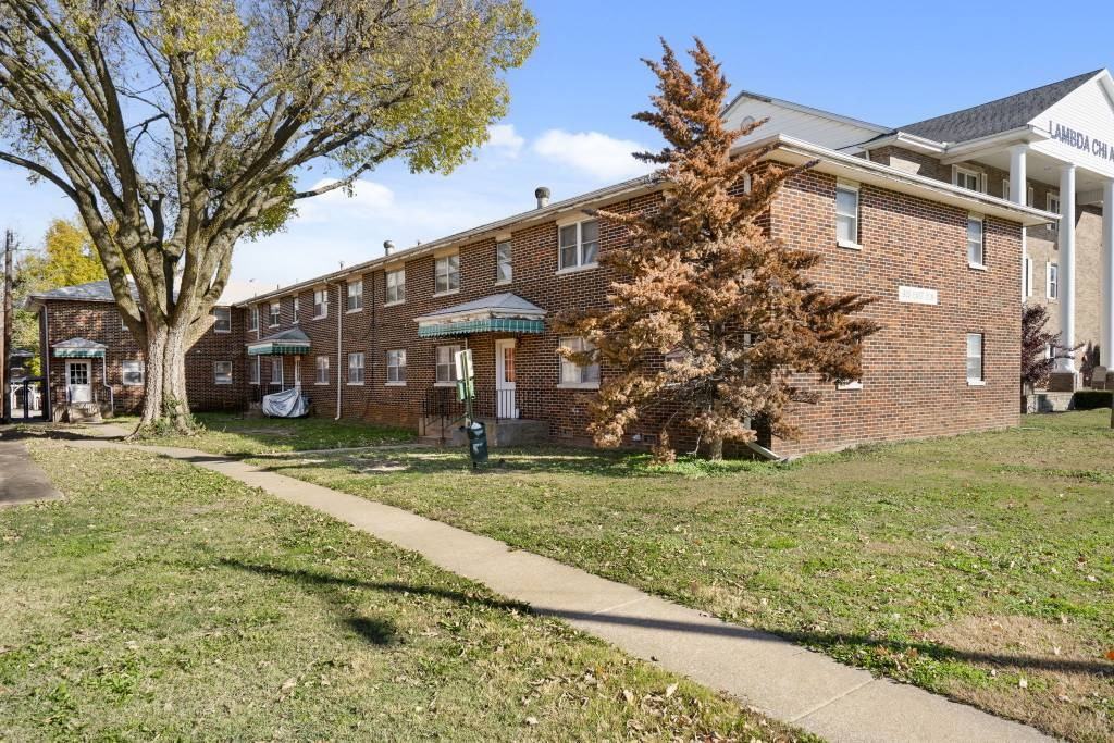 945 E Elm St
