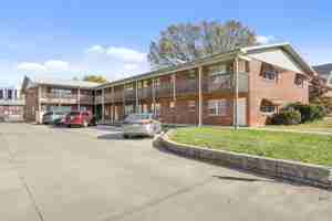 featured image of 927 E Elm St