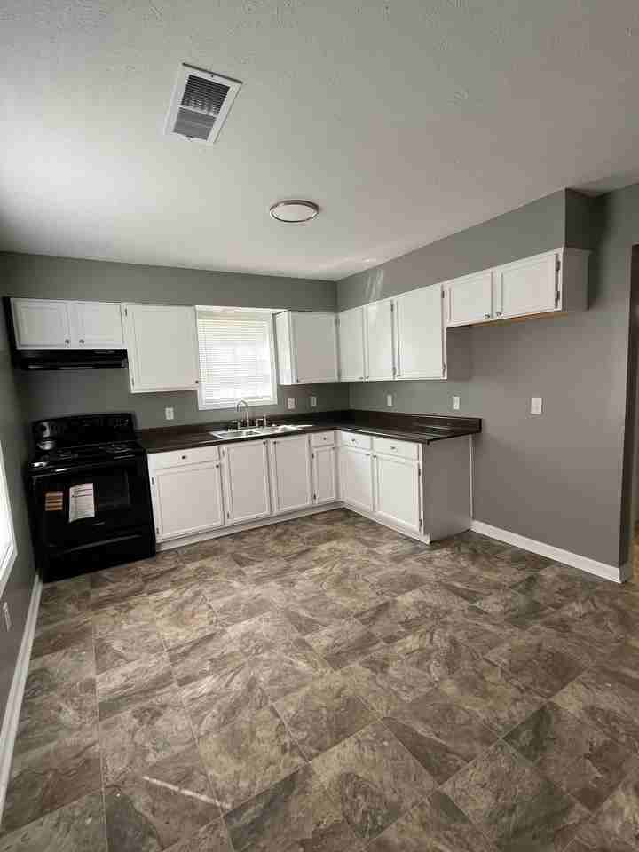 155 E Thomas Street - Photo 2 of 7