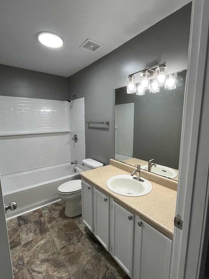 155 E Thomas Street - Photo 4 of 7