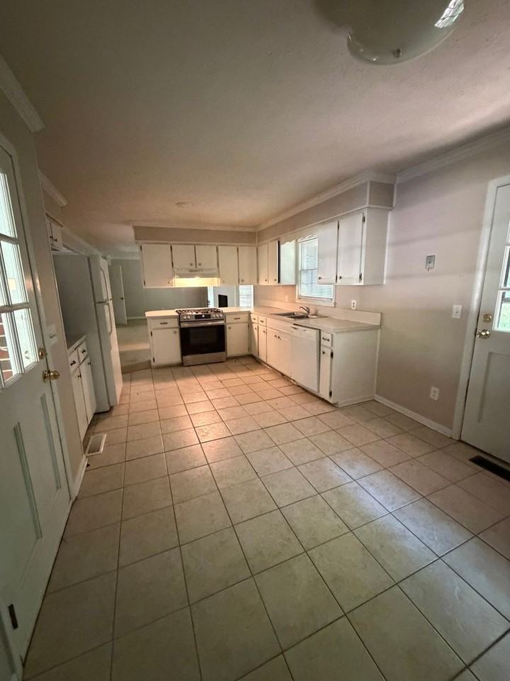 1212 Old Mill Rd - Photo 3 of 19