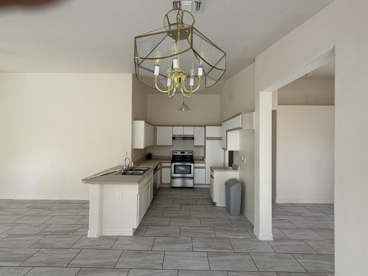 8563 W Mission Ln - Photo 7 of 22