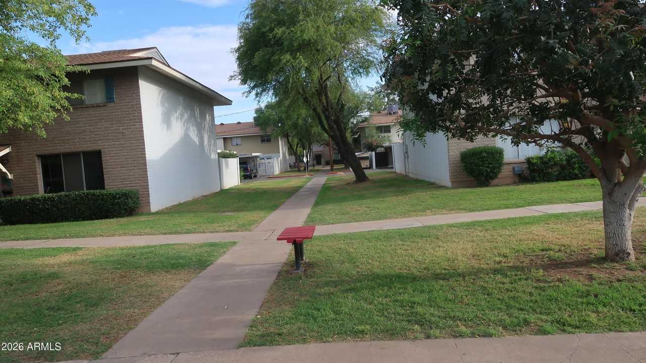 1627 W Hazelwood St - Photo 2 of 24