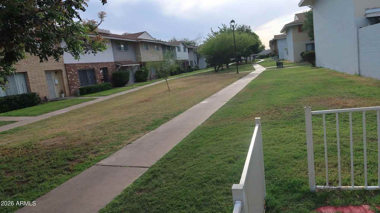 1627 W Hazelwood St - Photo 3 of 24