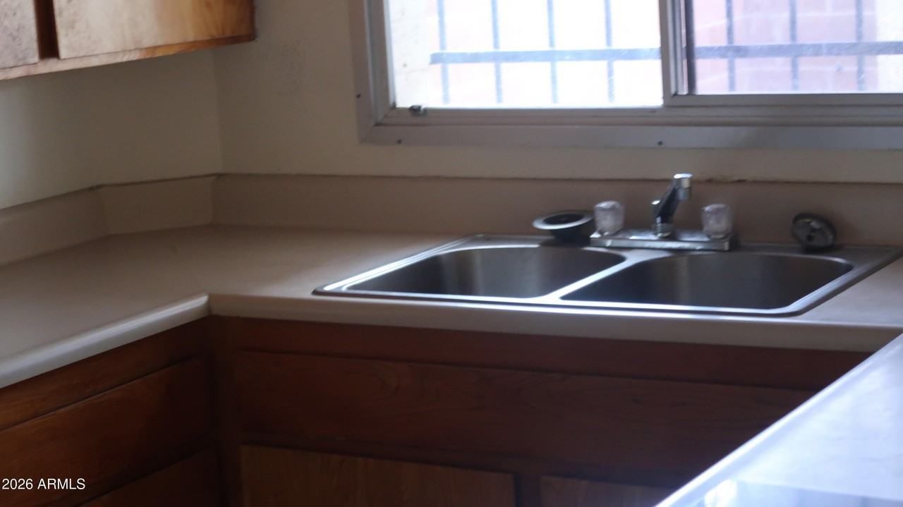 1627 W Hazelwood St - Photo 7 of 24