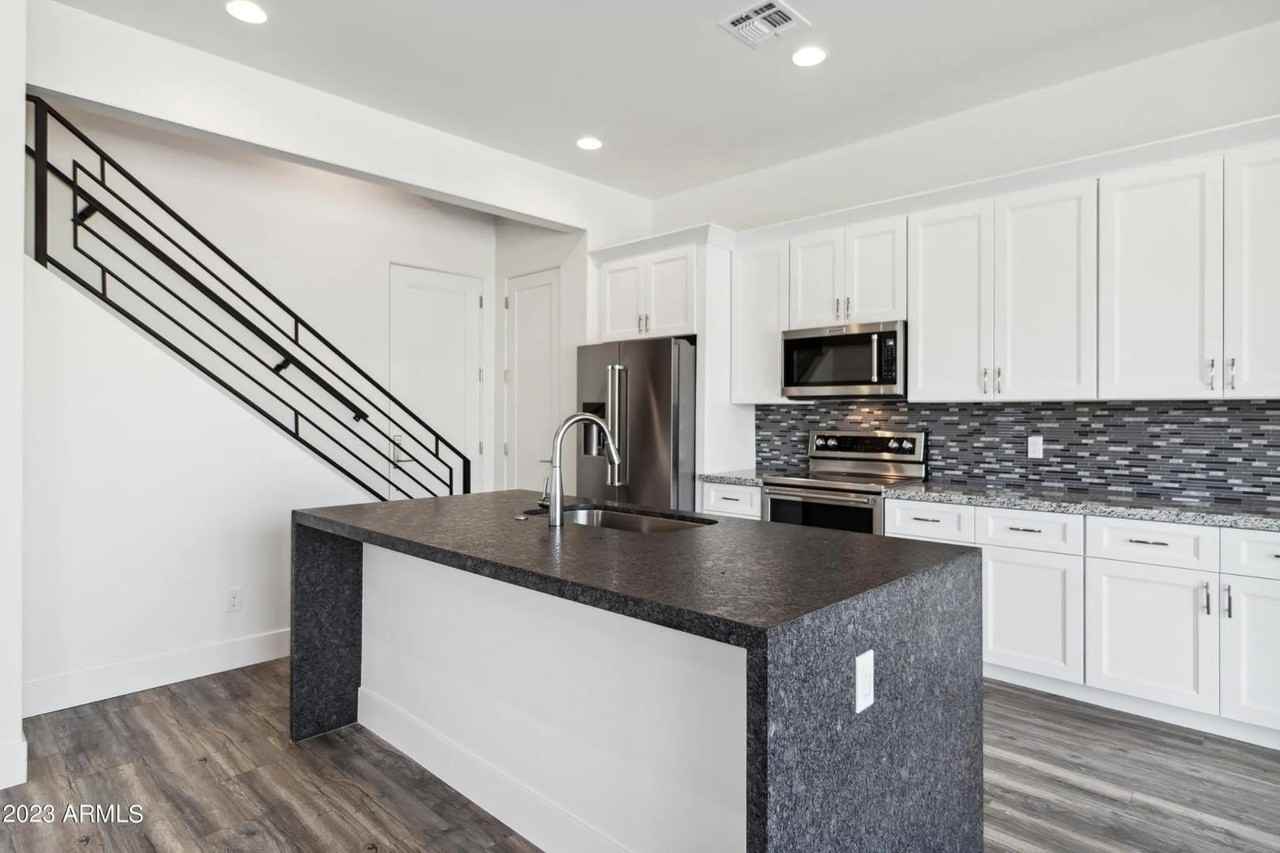 902 W Hazelwood St #B - Photo 6 of 36