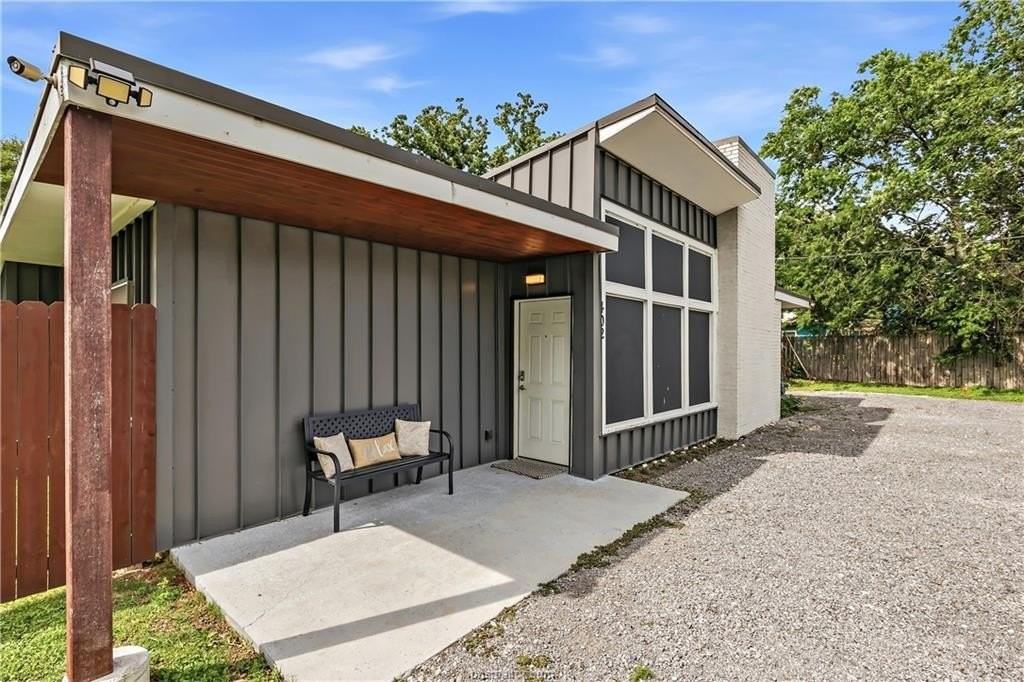 402 Williamson Dr - Photo 2 of 25