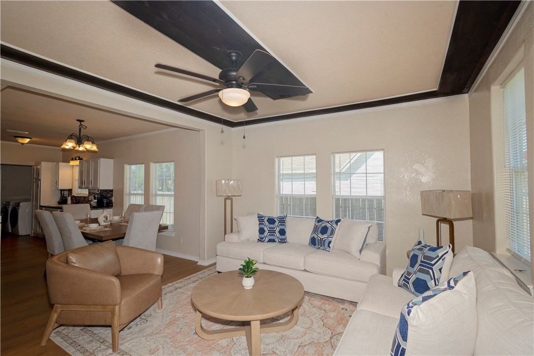 921 Elizabeth St - Photo 4 of 25