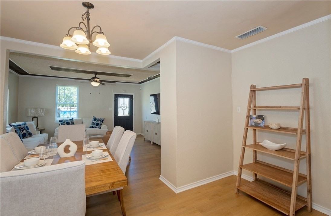 921 Elizabeth St - Photo 5 of 25