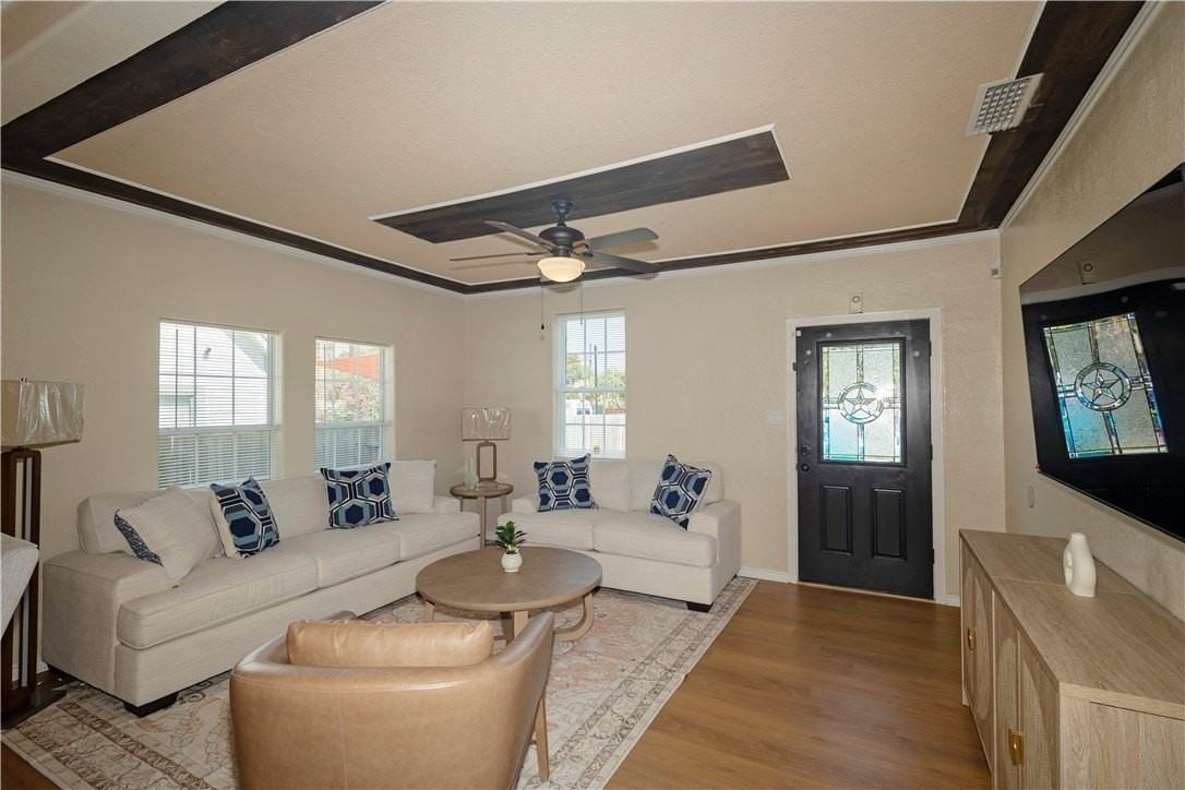 921 Elizabeth St - Photo 6 of 25