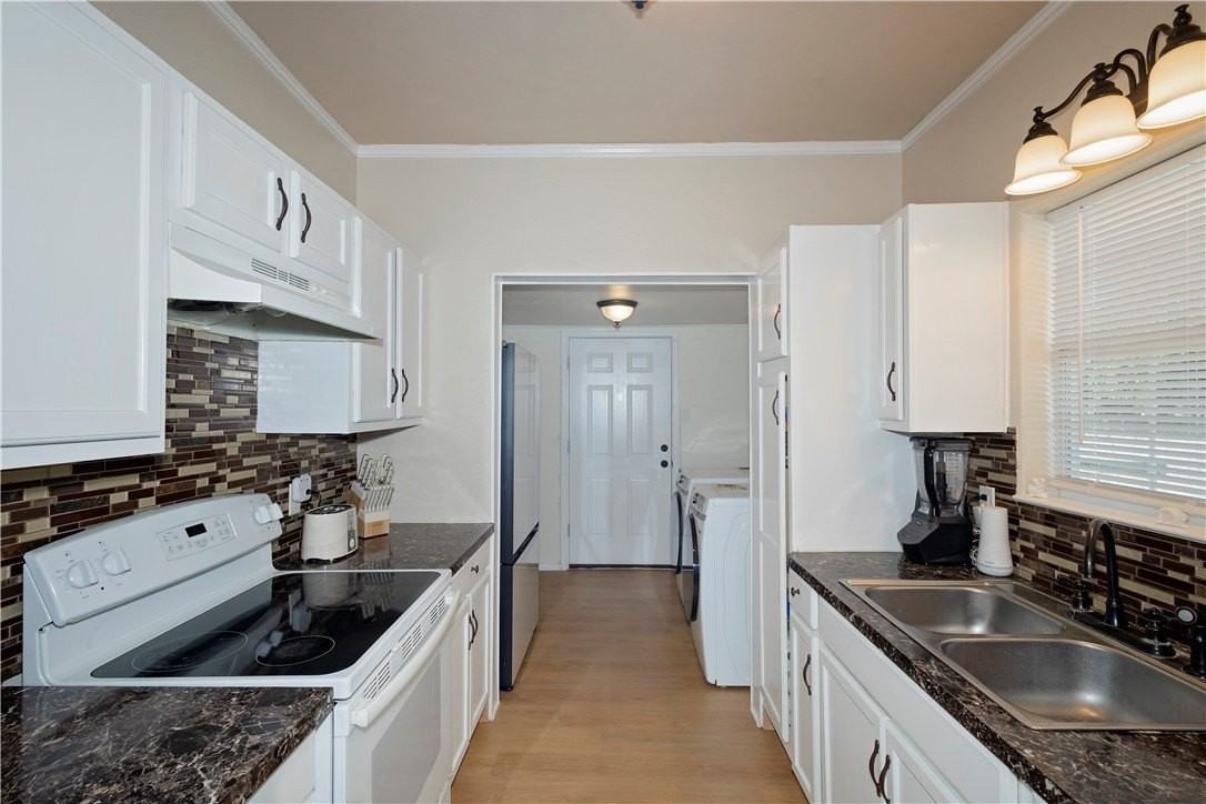 921 Elizabeth St - Photo 7 of 25