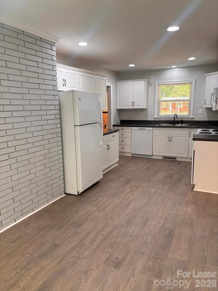 1400 Hillwood Ct - Photo 6 of 14