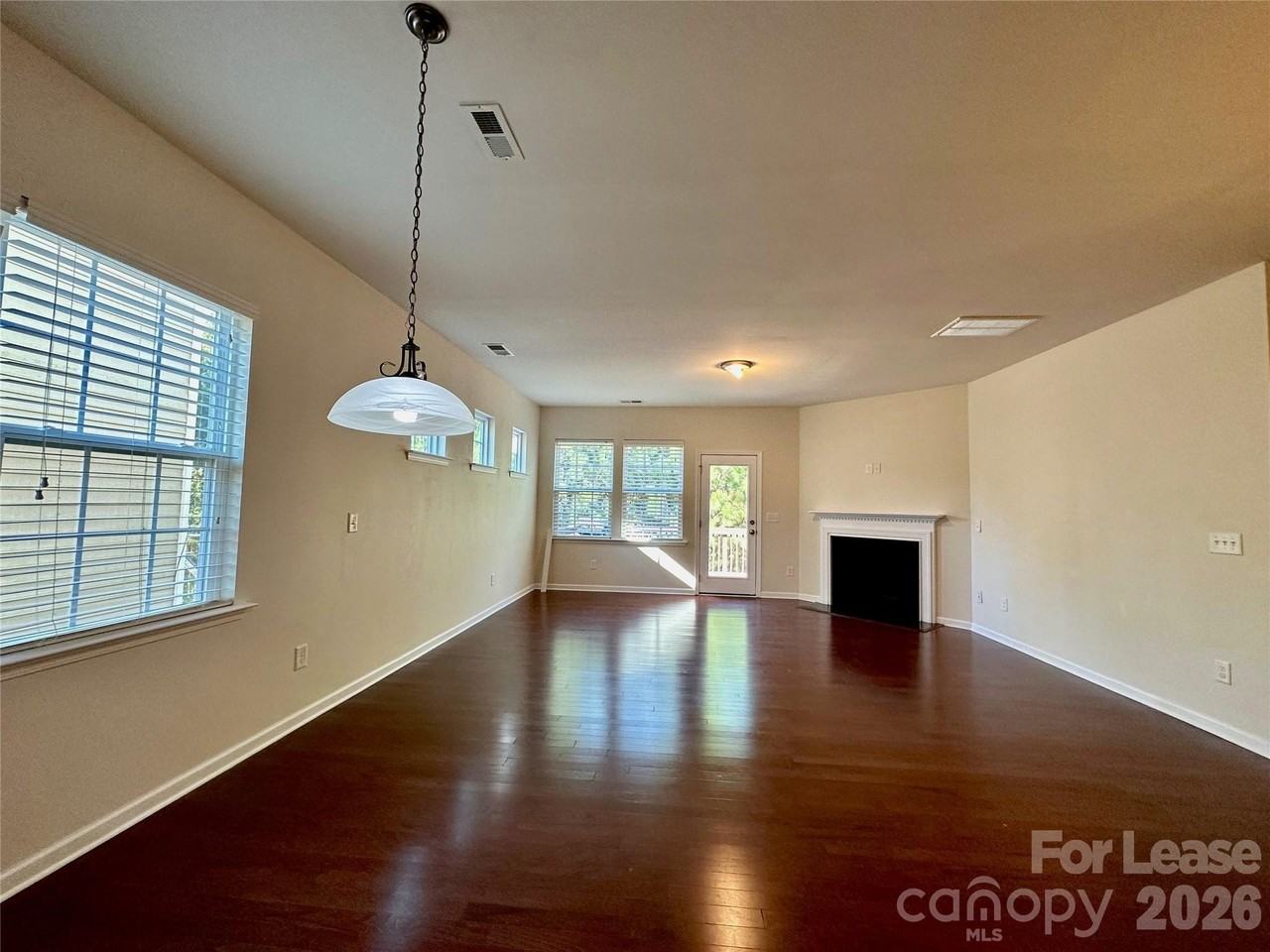 1218 Clingman Dr - Photo 5 of 29