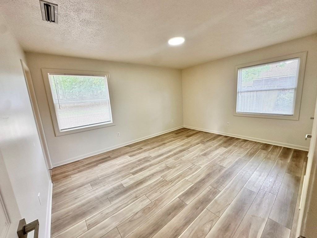 2202 Provincial St - Photo 4 of 12