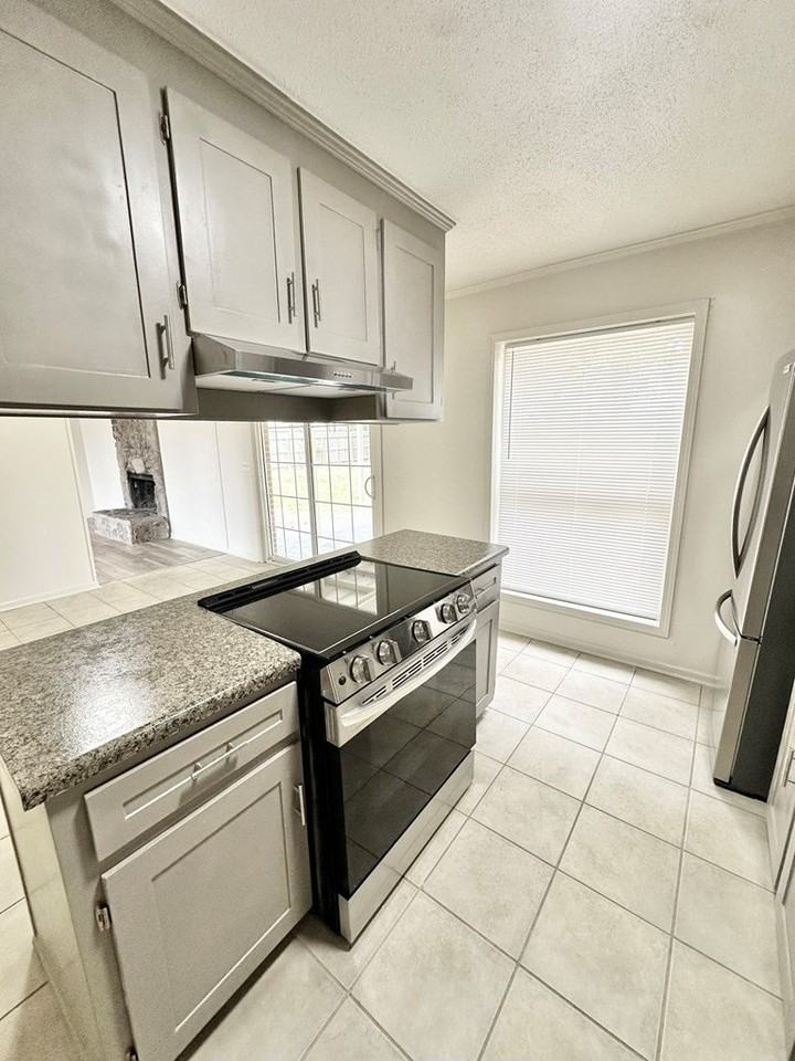 2202 Provincial St - Photo 7 of 12