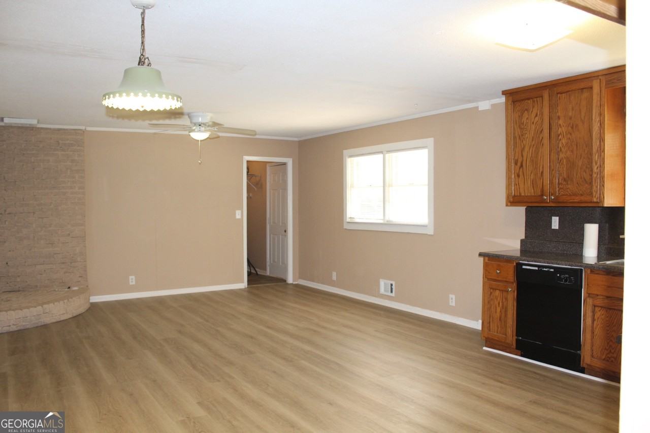 289 Bruce St - Photo 3 of 20