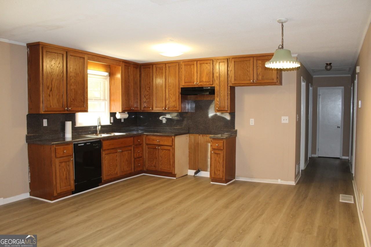 289 Bruce St - Photo 4 of 20