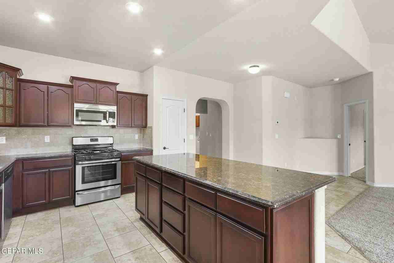 7508 Wolf Creek Dr - Photo 3 of 32