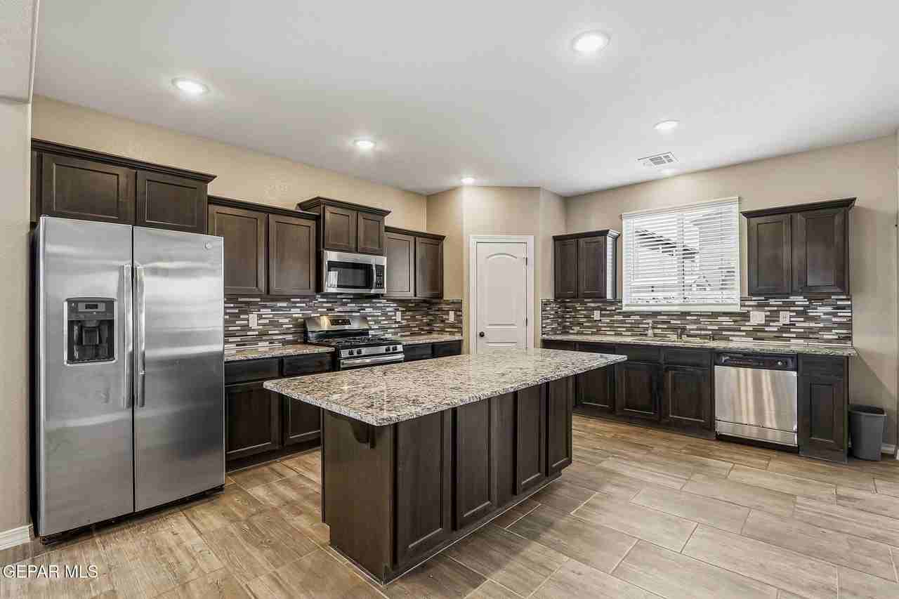 1004 Wensley Pl - Photo 7 of 40