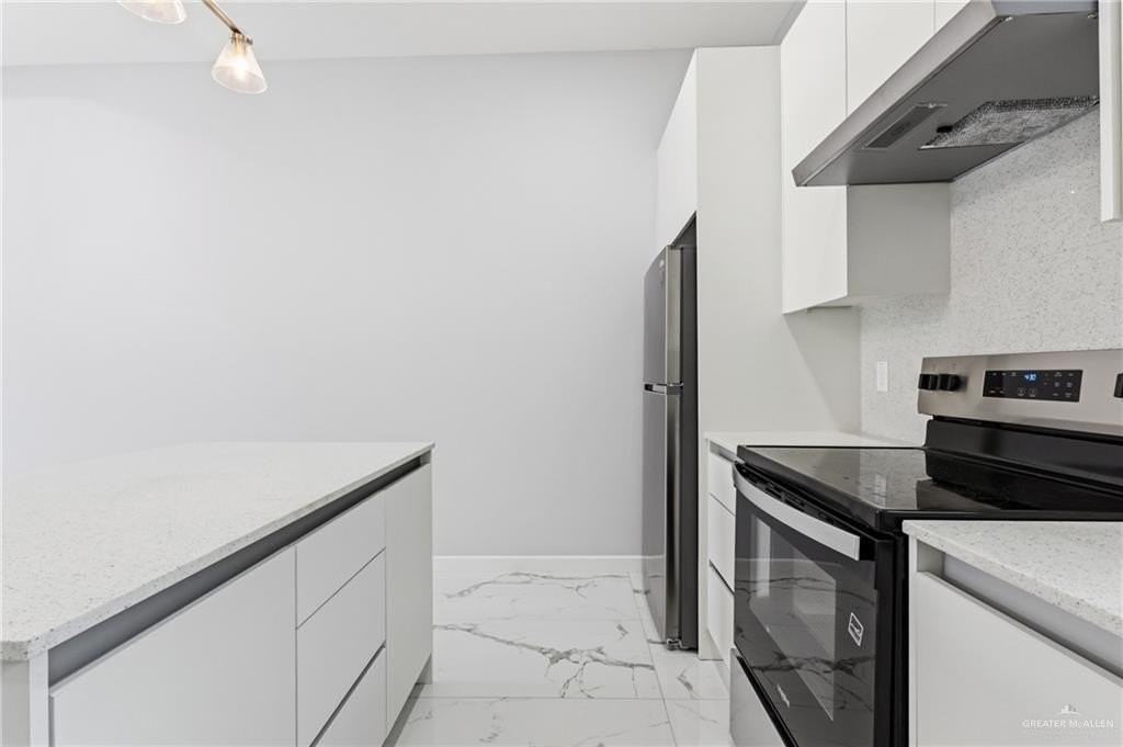 907 S Diplomat Dr - Photo 6 of 22