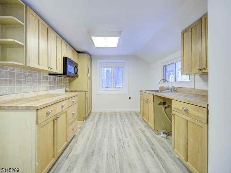 240 Acabonack Rd - Photo 5 of 15