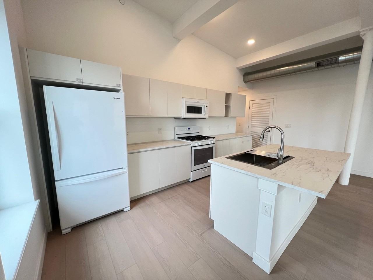 141 Christopher Columbus Dr #4 - Photo 4 of 28