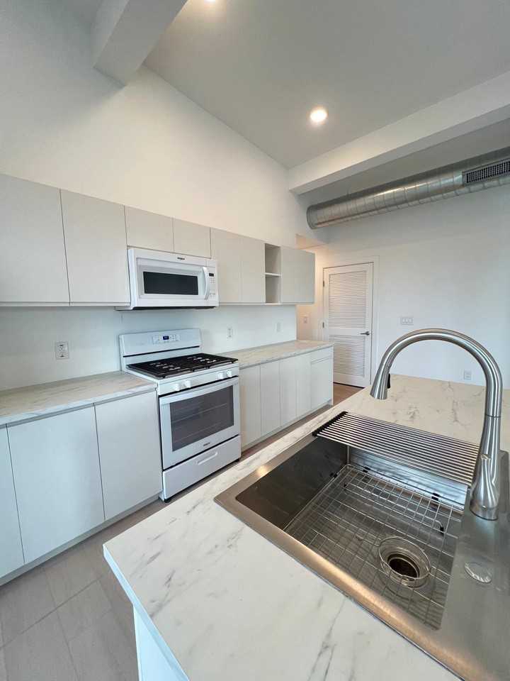 141 Christopher Columbus Dr #4 - Photo 5 of 28