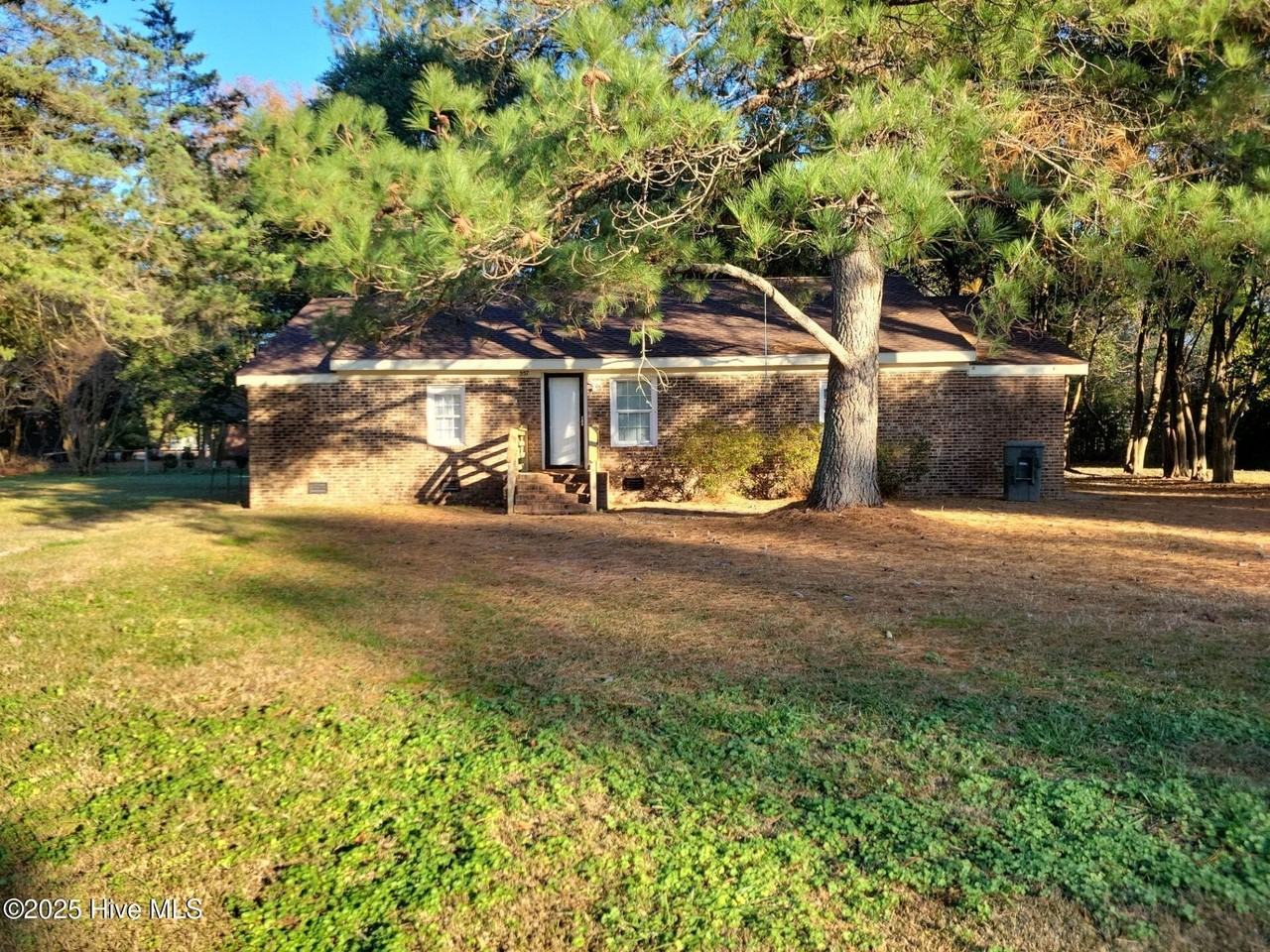 557 Circle Dr - Photo 3 of 19