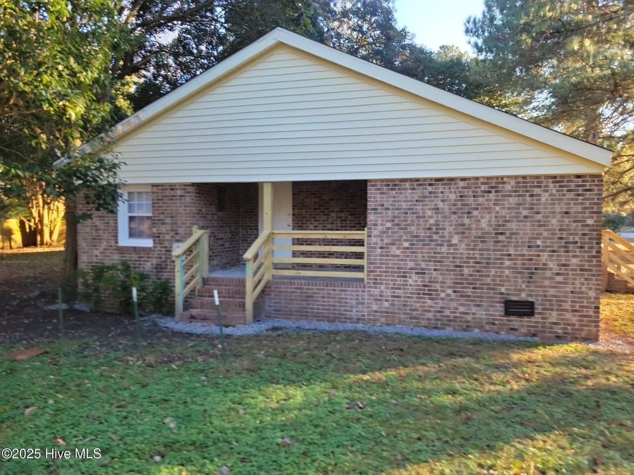 557 Circle Dr - Photo 5 of 19