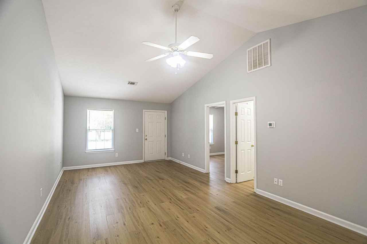 702 Creekside Dr - Photo 2 of 41