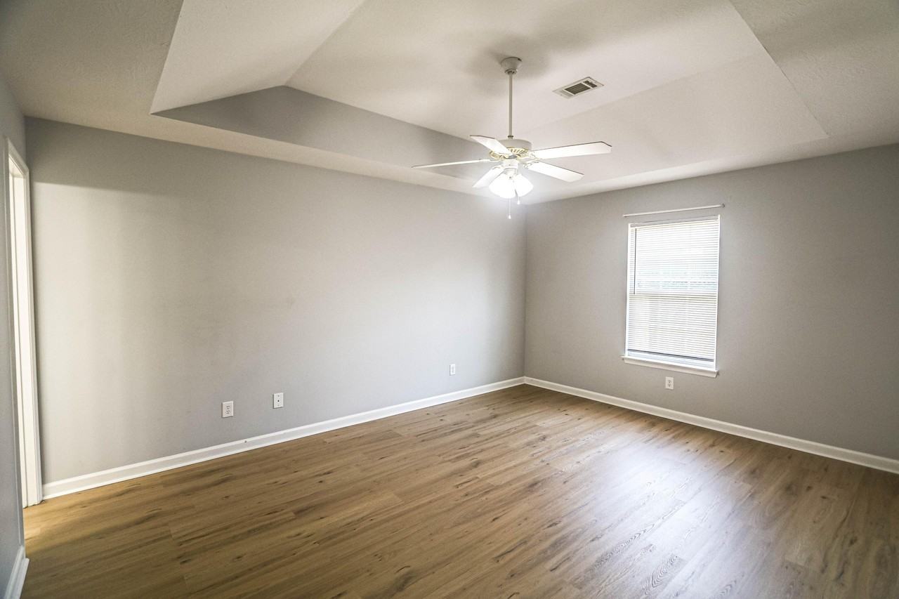 702 Creekside Dr - Photo 4 of 41