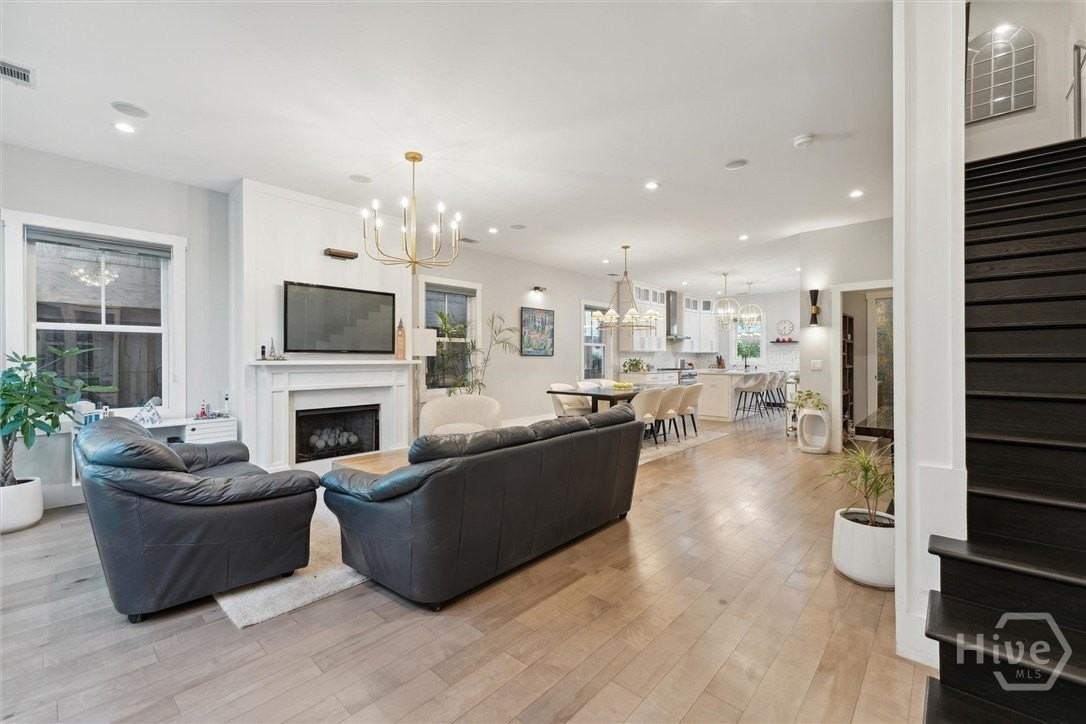 303 Alice St - Photo 4 of 48