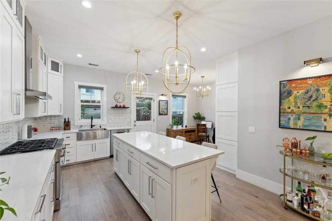 303 Alice St - Photo 7 of 48