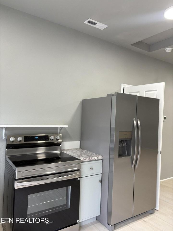 415 Woody Ave #415 - Photo 3 of 18