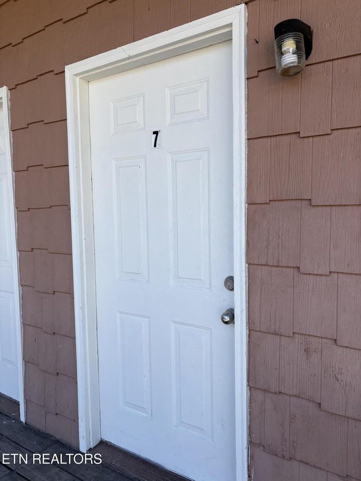 215 E Race St #7 - Photo 3 of 6