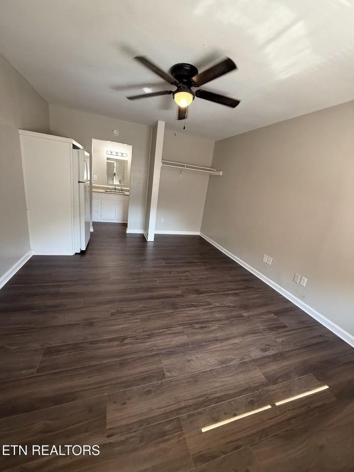 215 E Race St #7 - Photo 5 of 6