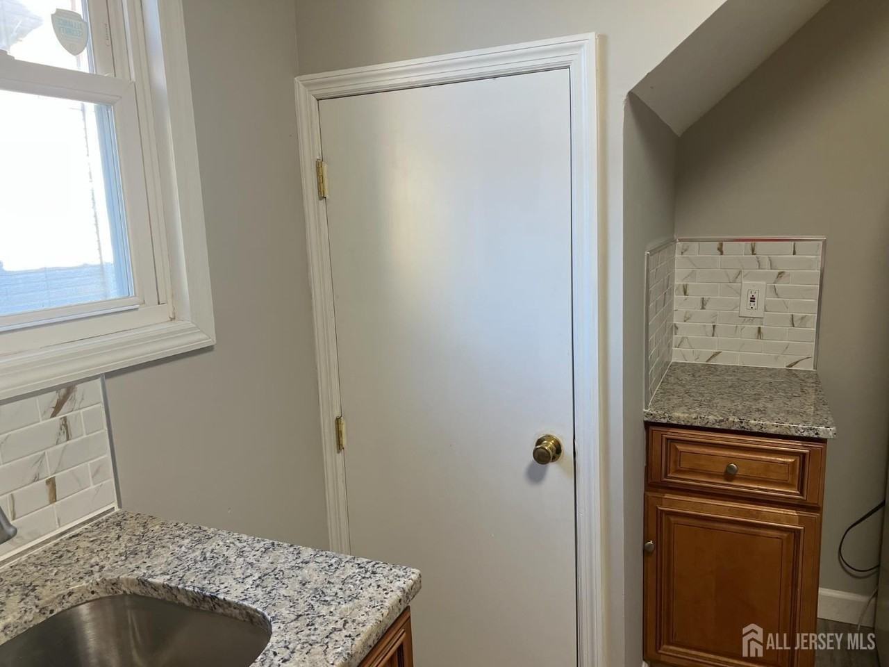 104 W High St - Photo 3 of 9