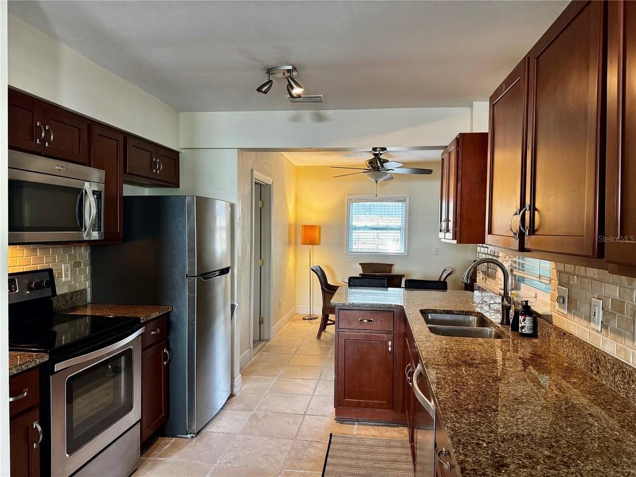 2559 Arlington St - Photo 2 of 10