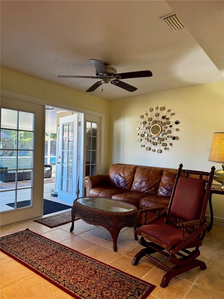 2559 Arlington St - Photo 4 of 10